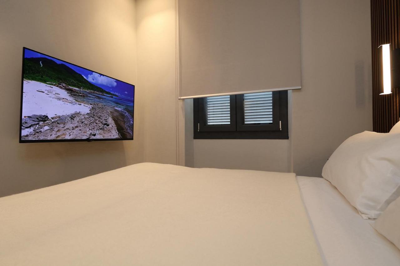 Renovated & Fully Equipped-luxurious-2room Fontana Suite, It Just Doesn't Get Any Better! Appartement